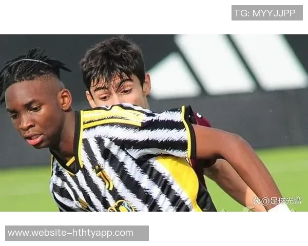 尤文16岁边锋埃利莫加莱随一线队训练展现莱奥相似技术特点